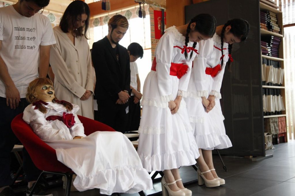 『アナベル 死霊博物館』アナベルが日本で祈祷を受ける