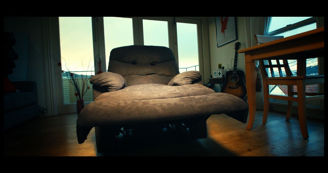 可愛くて残酷な“殺人ソファ”が大活躍 ホラー映画『キラーソファ』オンライン上映開始 Tシャツプレゼントも ホラー通信