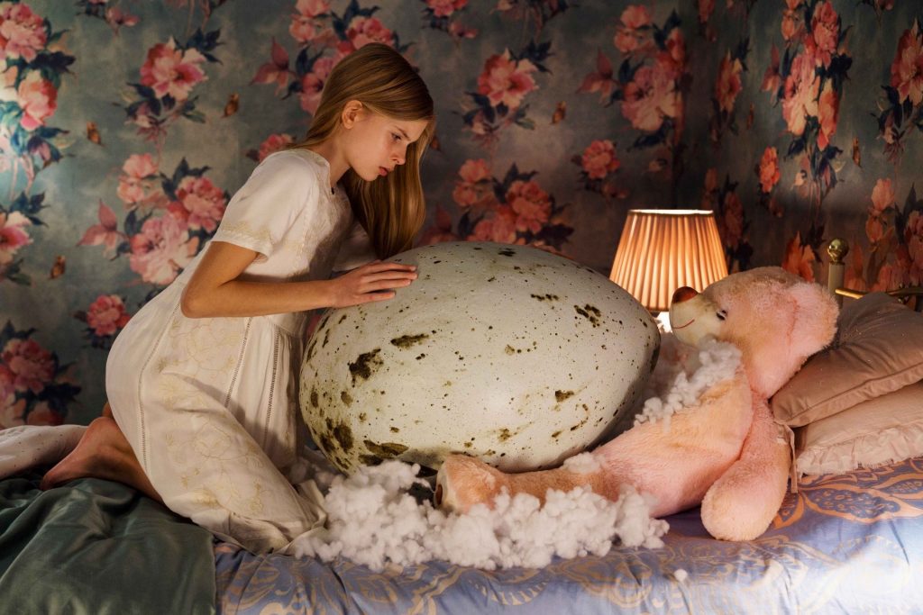 『ハッチング―孵化―』場面写真　ティンヤと巨大な卵
