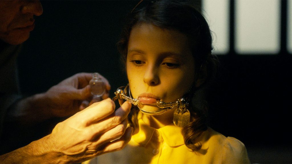 唾液で作った“氷の歯”を交換……　ルシール・アザリロヴィック監督作『イヤーウィグ／氷の⻭を持つ少女』摩訶不思議な本編映像［ホラー通信］