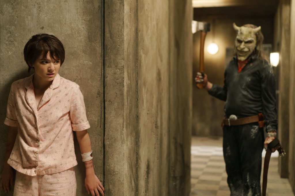 『ブラックフォン 2』場面写真 グラバーから隠れているグウェン