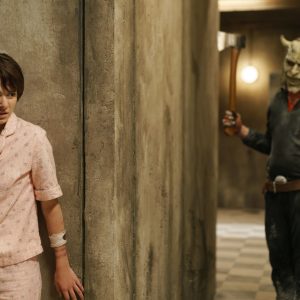 『ブラックフォン 2』場面写真 グラバーから隠れているグウェン