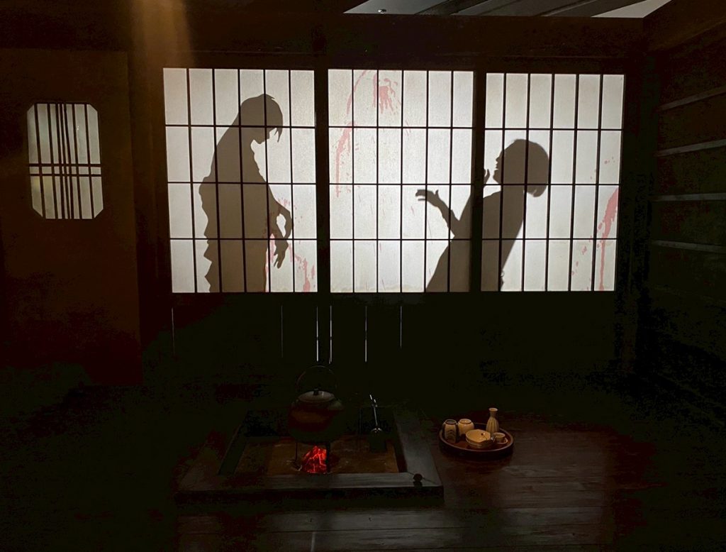 怖がっている演技のつもりが、立ち話で爆笑しているようにしか見えない（左）