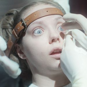 『アグリーシスター』つけまつげを皮膚に“直縫い”シーン