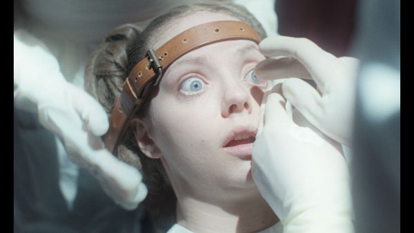 『アグリーシスター』つけまつげを皮膚に“直縫い”シーン