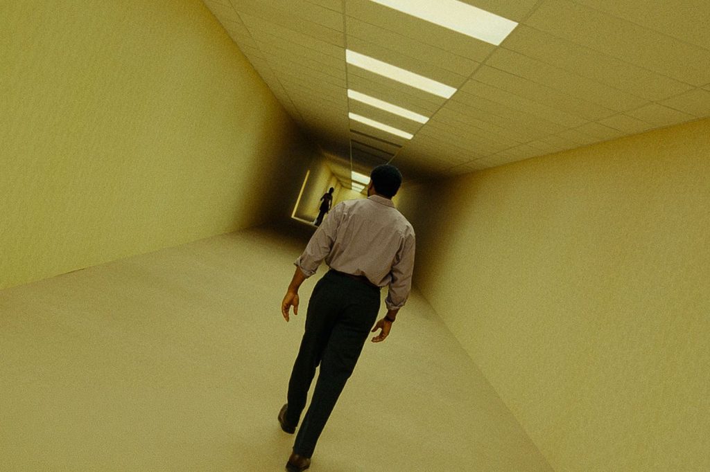 『Backrooms(原題)』場面写真 黄色い壁に囲まれた廊下を歩いていくキウェテル・イジョフォー