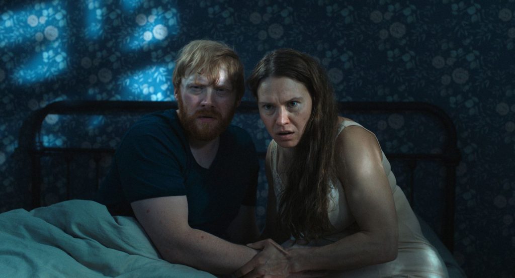 奇妙な子育て描くスリラー『ナイトボーン 夜哭』　セイディ・ハーラ、ルパート・グリントが語る“親になること”の恐ろしさ［ホラー通信］